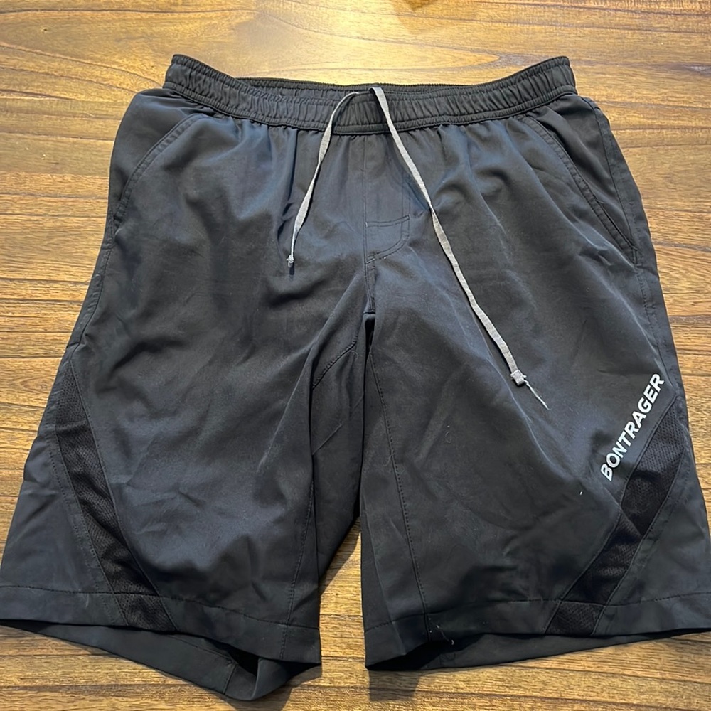 Bontrager cycling shorts mens size M black with padding and pockets